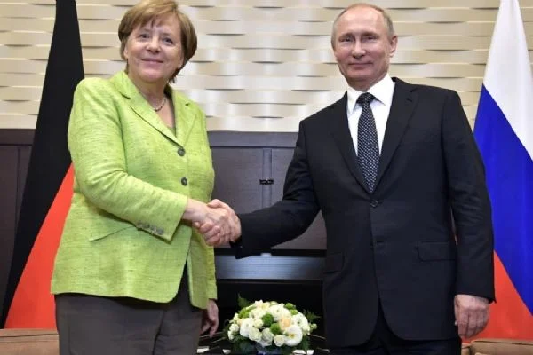 Putin, Merkel ile Libya'daki durumu görüştü