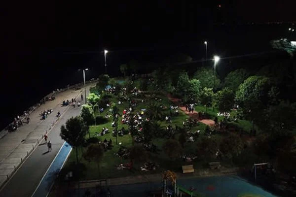 Sağlık Bakanı Fahrettin Koca, Kadıköyde'ki kalabalığa tepki gösterdi