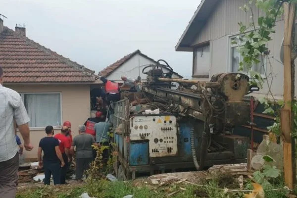Sakarya'da freni tutmayan kamyon eve çarptı: Bir kişi öldü