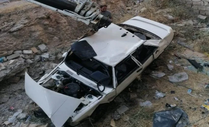Şarampole yuvarlanan araçtan yaralı kurtuldu