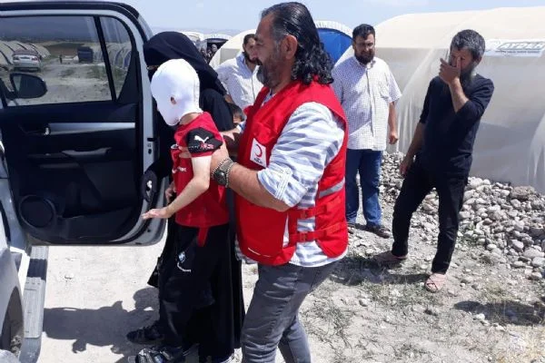 Savaş mağduru küçük Halid'e şefkat eli