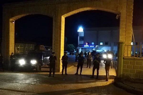 Silopi'de işçileri taşıyan pikabın geçişi sırasında patlama 4 işçi öldü