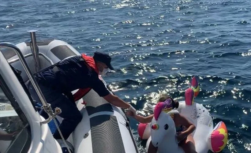 Şişme deniz oyuncağıyla sürüklenen iki çocuğu, Sahil Güvenlik kurtardı