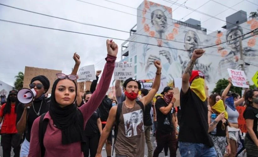 'Siyahların Hayatları Değerlidir' protestosunda başörtülü kız da tutuklandı