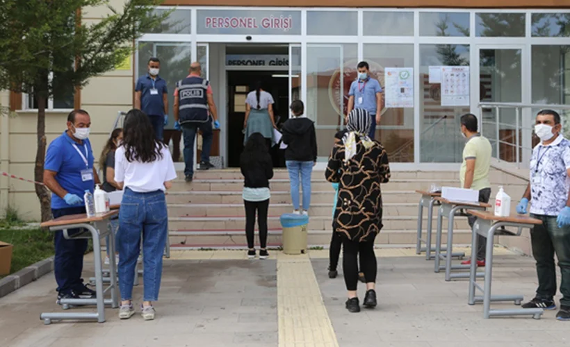 Sokak kısıtlaması 9.30'da, YKS 10.15'te başlıyor