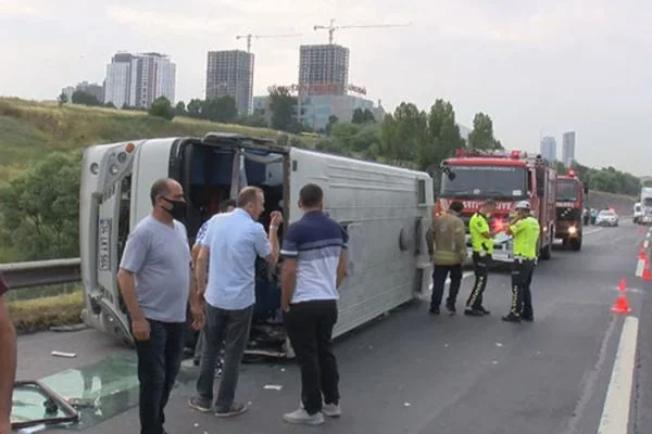 TEM'de servis minibüsü devrildi