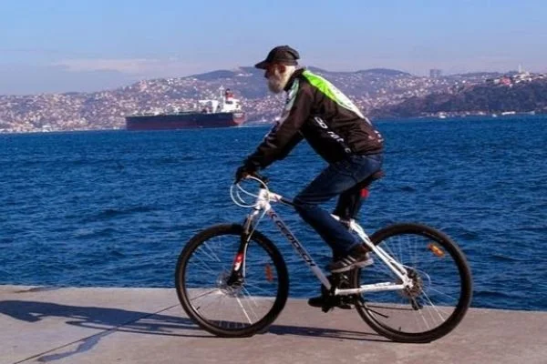 Toplu taşıma araçlarını kullanmak istemeyenlere bisiklet umut oldu.