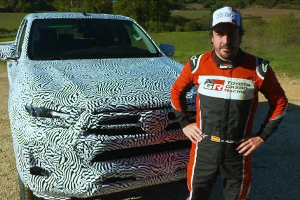 Toyota'nın yeni Hilux modelini Fernando Alonso test etti