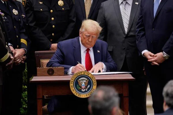 Trump'tan tarihi imza