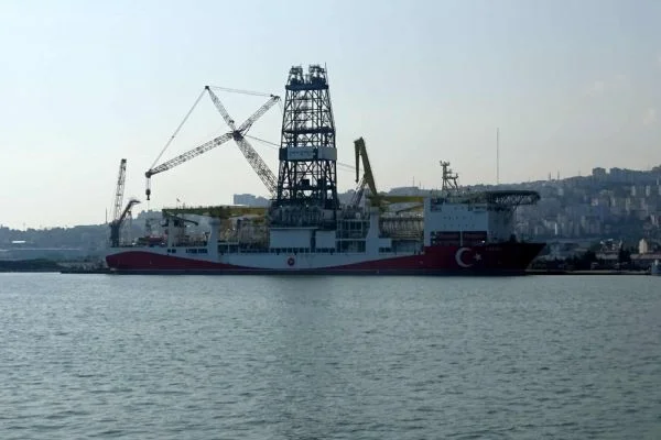 Türkiye'nin gururu Fatih Sondaj Gemisi, Karadeniz'deki ilk sondaj için hazır bekliyor