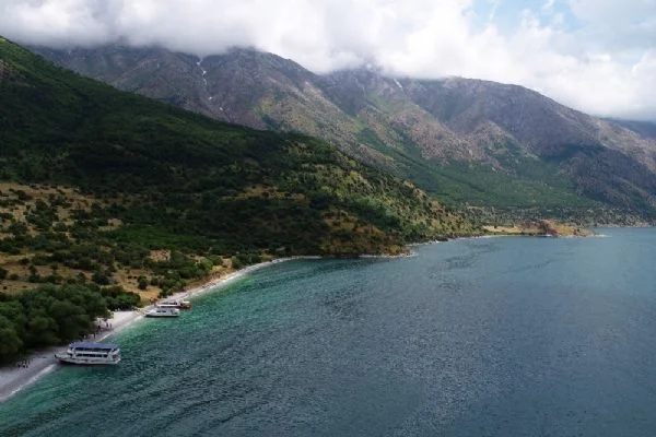Van Gölü'nün saklı koyları ziyaretçilerini mest ediyor