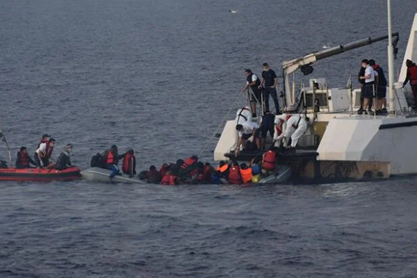 Yunanistan'ın ölüme terk ettiği 1'i Türk 84 kaçak göçmen kurtarıldı