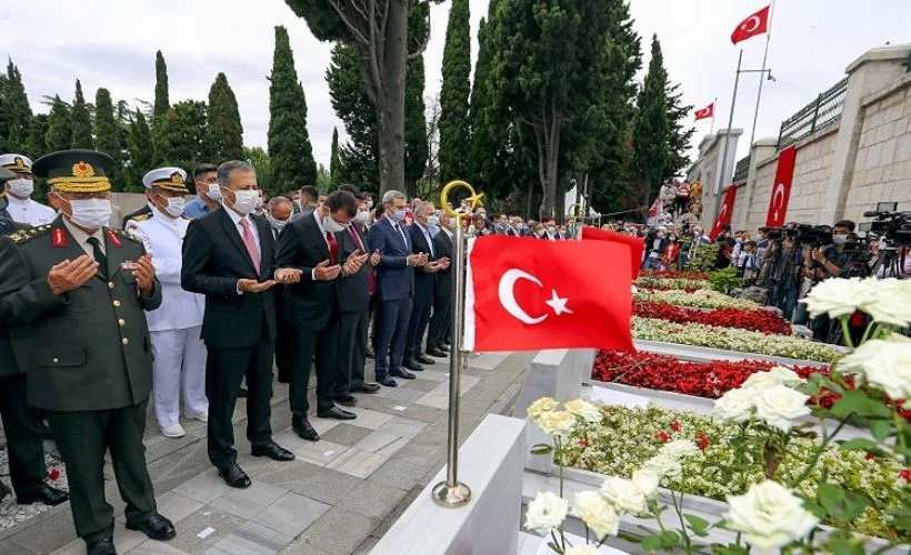 15 Temmuz şehitleri kabirleri başında anıldı
