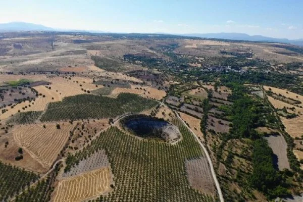 50 metre derinliğindeki devasa çukur gizemini koruyor... Meteor mu, obruk mu...