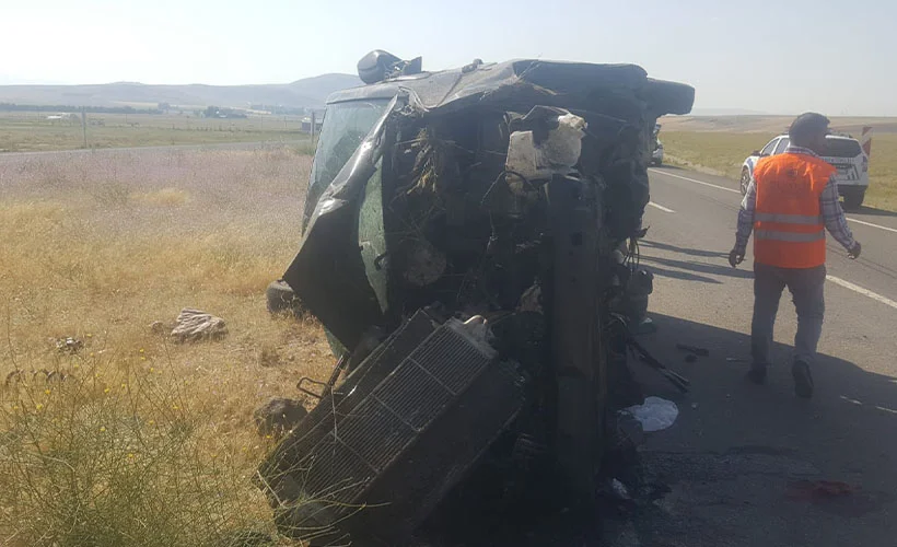 Ağrı'da minibüs devrildi: 3 ölü, 6 yaralı