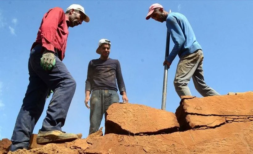 Ahlat'ta taş işçilerinin kavurucu sıcakta zorlu mesaisi