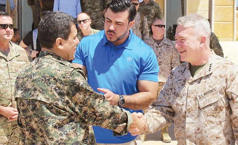 Amerikalı komutan, YPG'li Abdi Şahin ile