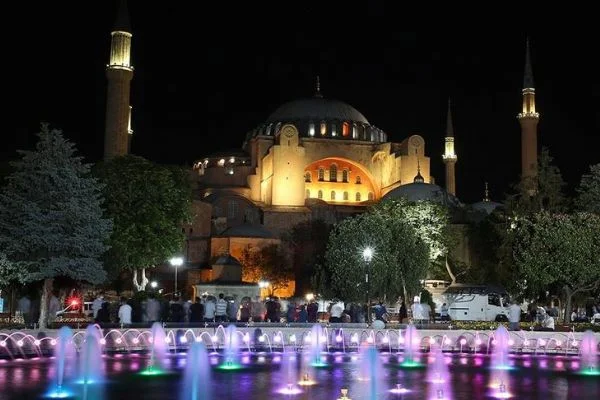 Arap gazeteciler, Ayasofya'nın ibadete açılmasını 'tarihi' bir adım olarak değerlendirdi