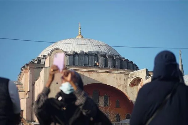 Ayasofya Cami önünde bekleyen vatandaşlar kubbedeki çalışmaları izliyor