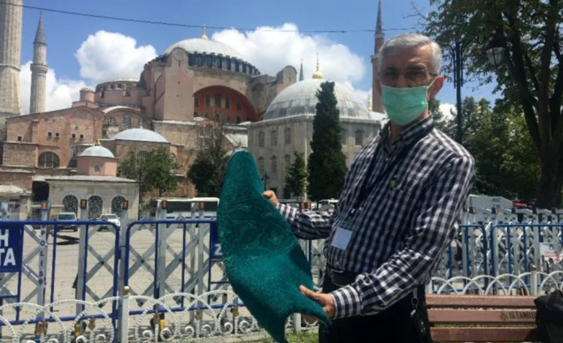 Ayasofya Camii'ne ördek başı yeşili halılar döşenmeye başlandı