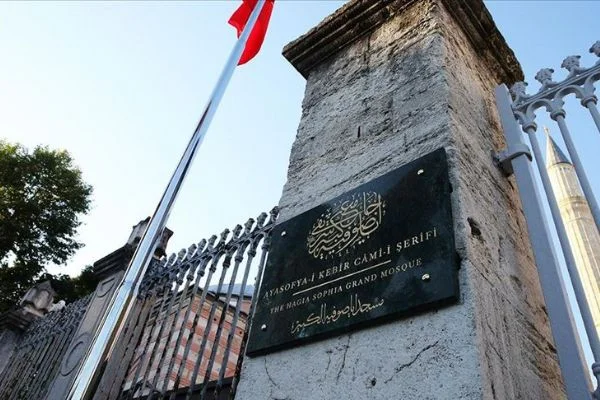 Ayasofya Camisi'ne 'Ayasofya-i Kebir Cami-i Şerifi' tabelası asıldı