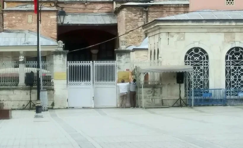 Ayasofya'daki müze tabelası indirildi