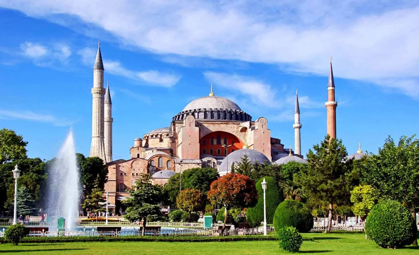 Ayasofya'ya 3 imam 5 müezzin atandı