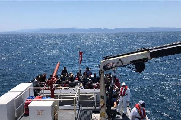 Ayvalık açıklarında Türk kara sularına itilen 57 sığınmacı kurtarıldı