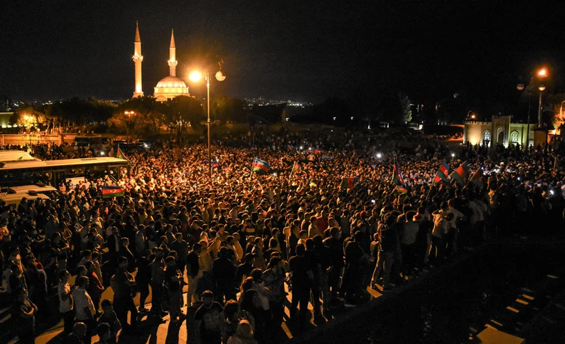 Azerbaycan'da ''seferberlik'' isteği: Halk Milli Meclisin önünde toplandı