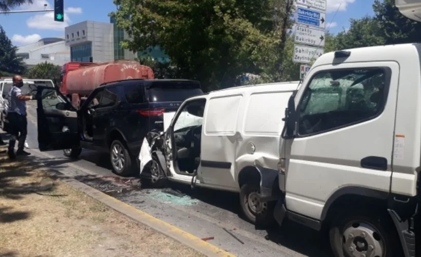 Bakırköy'de 5 aracın karıştığı zincirleme kaza