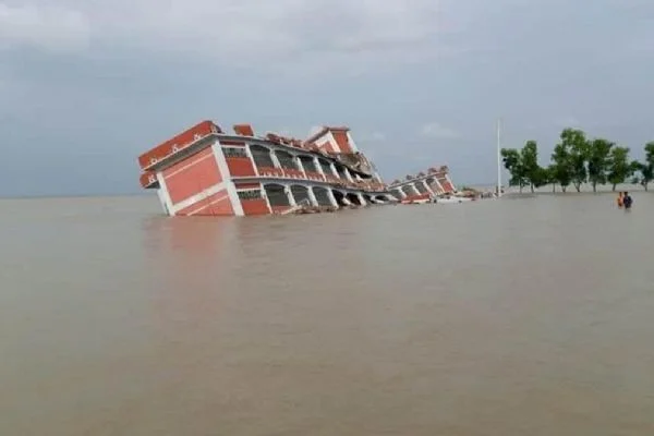 Bangladeş'te 3 katlı okul sel nedeni ile çöktü