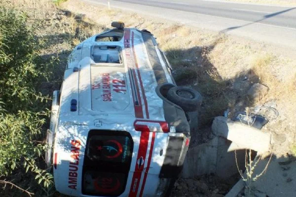 Bayram günü feci kaza: Ambulans takla attı