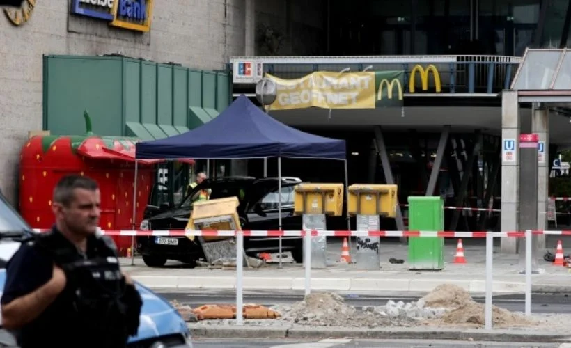 Berlin'de yayaların arasına dalan araç dehşet saçtı