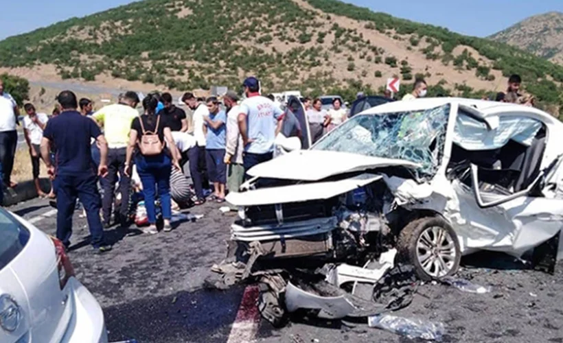 Bingöl'de iki otomobil çarpıştı: 2 ölü, 5 yaralı