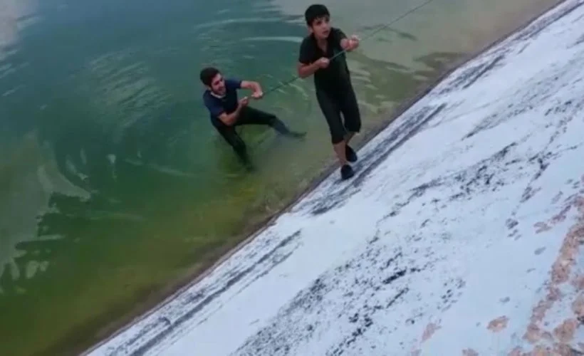 Bursa'da gölete düşen çocuğu iple yukarı çıkardılar