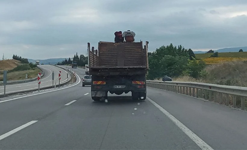 Bursa'da kamyon üstünde korkulu yolculuk