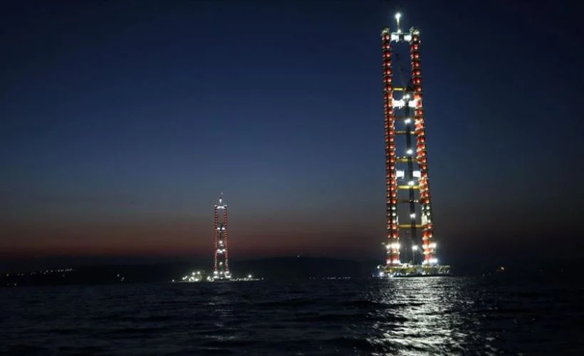 'Çanakkale Boğazı'nın gerdanlığı' ışıklandırılan ayaklarıyla göz kamaştırıyor
