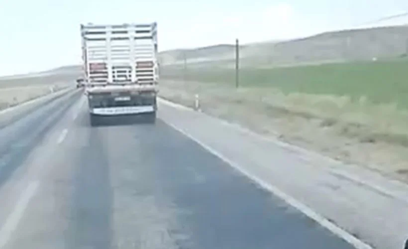 Çankırı'da karayolu üzerinde kamyon sürücüsü ambulansa yol vermedi yüksek bir hızla yarışa girdi