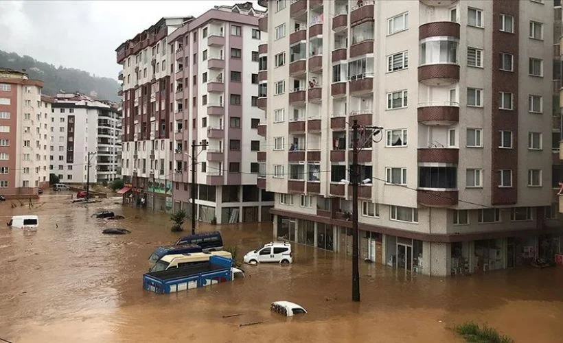 Çayeli'nde şiddetli yağış nedeniyle dere taştı