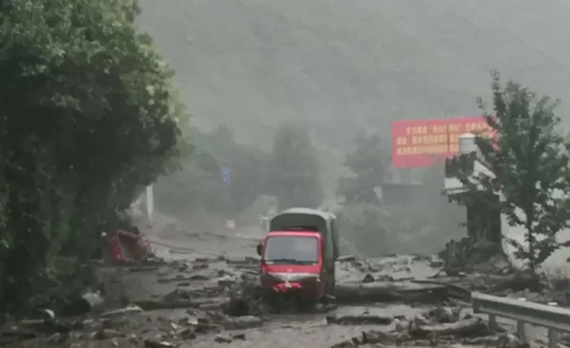 Çin'de şiddetli yağış sonucu toprak kayması