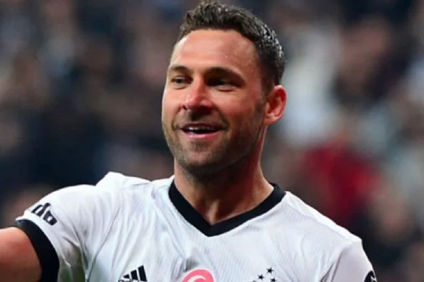 Dusko Tosic holiganların saldırısına uğradı!