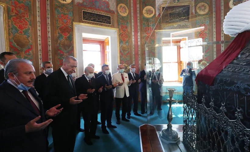 Erdoğan ve Bahçeli Fatih Sultan Mehmet Han'ın türbesinde