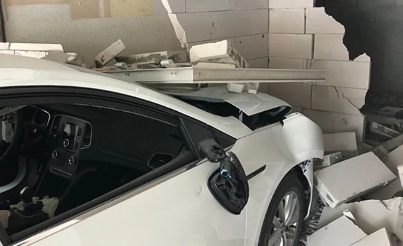 Gaz ile freni karıştırınca inşaat halindeki dükkana daldı