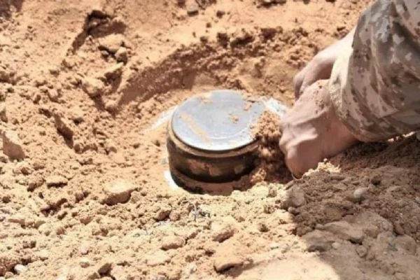 Hafter milislerinin tuzakladığı mayınları imha etmeye çalışan 2 kişi patlamada hayatını kaybetti