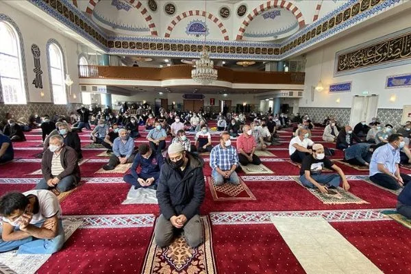 Hollanda'da yaklaşık 4 ay aradan sonra camilerde ilk cuma namazı kılındı