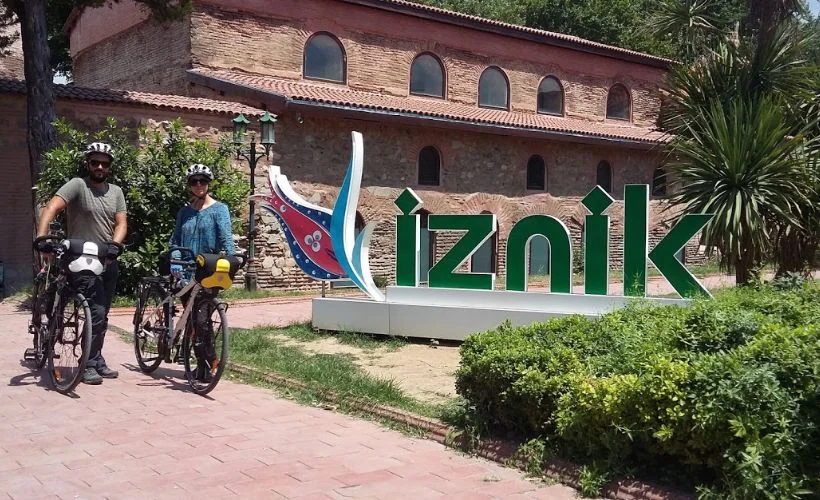 İspanyol turistlere bisikletli çocuklar yardımcı oldu.