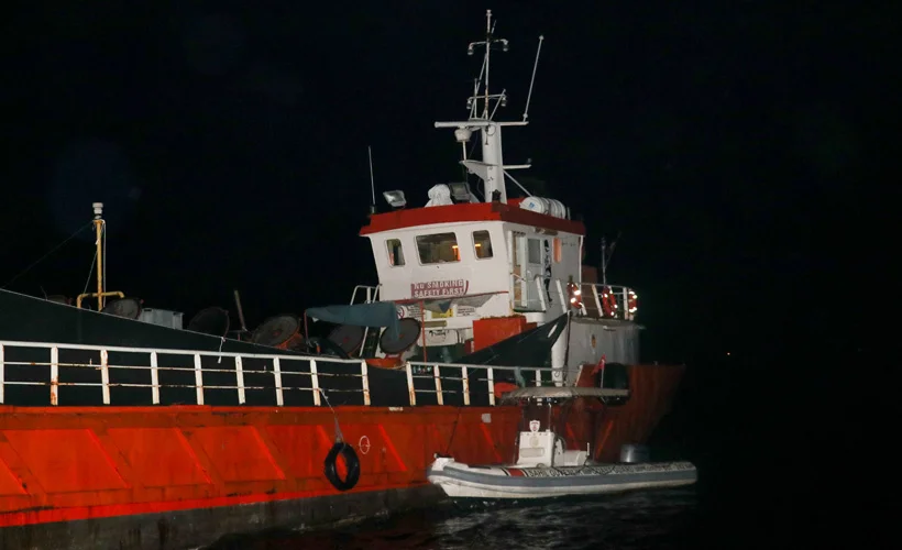 İzmir'de bir gemide 276 sığınmacı yakalandı