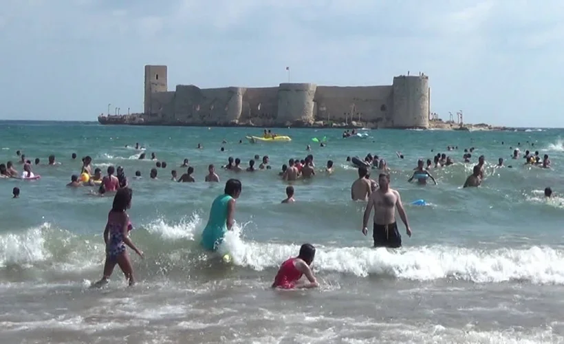 Kız Kalesi Plajı'na akın akın