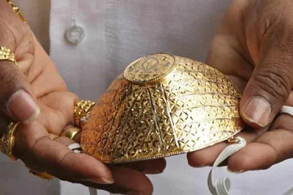 Kovid-19'dan korunmak için som altından maske yaptırdı