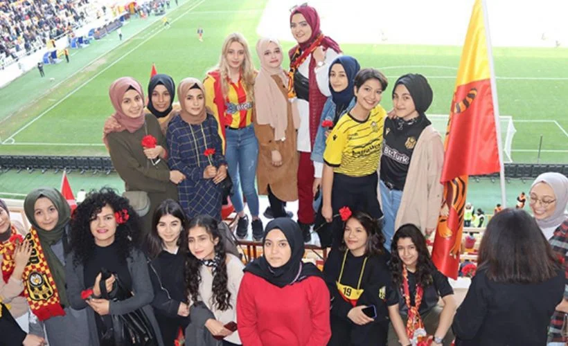Malatyaspor'un kadın taraftarlarından kadın cinayetlerine videolu tepki